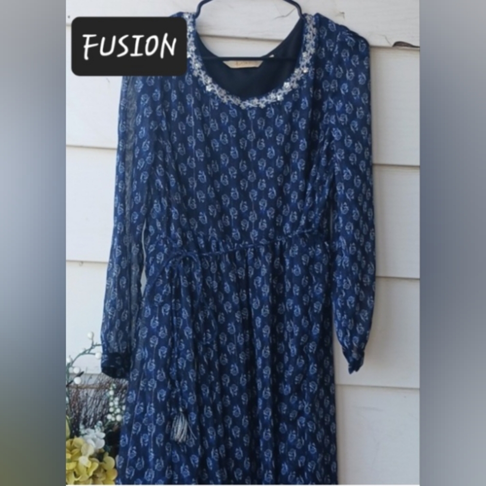 Fusion long sleeve floral dress womens size Large comes with matching belt!